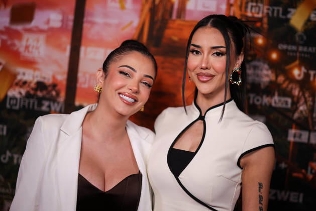 Dilara Kruse (l-r) und ihre Amat Semo (Amore Mio) stehen auf dem roten Teppich vor der Kino-Preview von Kampf der RealityAllstars.