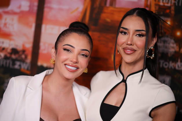 Dilara Kruse (l-r) und ihre Amat Semo (Amore Mio) stehen auf dem roten Teppich vor der Kino-Preview von Kampf der RealityAllstars.