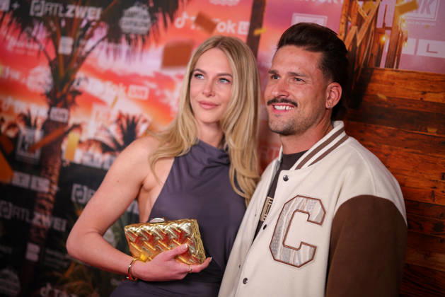 Marco Cerullo und seine Freundin Coco stehen auf dem roten Teppich vor der Kino-Preview von Kampf der RealityAllstars.