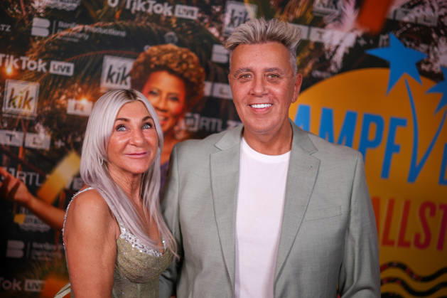 Elke Fussbroich und Frank Fussbroich stehen auf dem roten Teppich vor der Kino-Preview von Kampf der RealityAllstars.