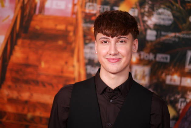 Leon Content steht auf dem roten Teppich vor der Kino-Preview von Kampf der RealityAllstars.