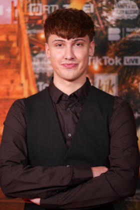 Leon Content steht auf dem roten Teppich vor der Kino-Preview von Kampf der RealityAllstars.