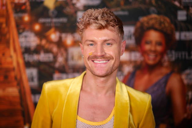Aaron Koenigs steht auf dem roten Teppich vor der Kino-Preview von Kampf der RealityAllstars.