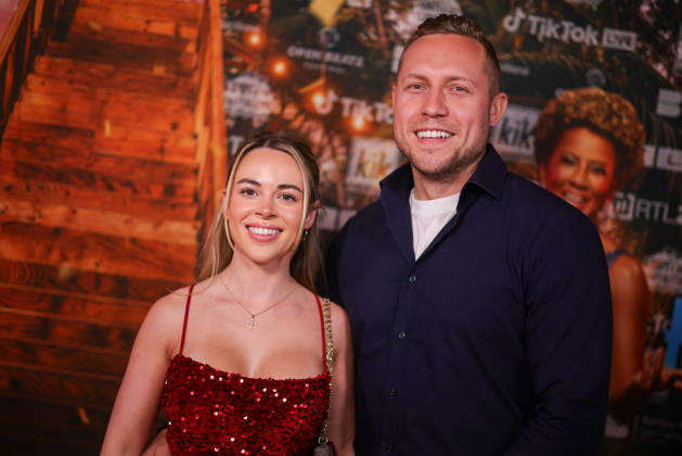 Annelie Henze und Patrick Romer stehen auf dem roten Teppich vor der Kino-Preview von Kampf der RealityAllstars.
