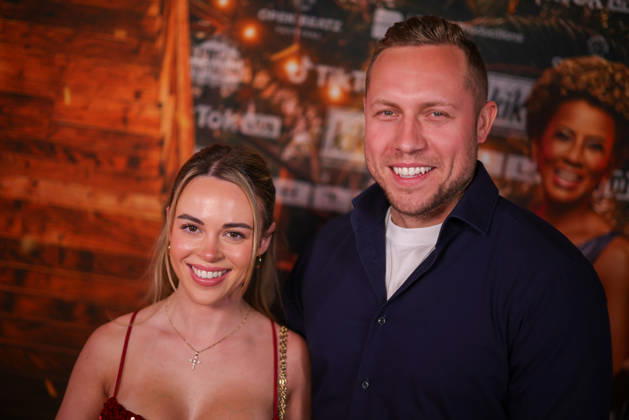 Annelie Henze und Patrick Romer stehen auf dem roten Teppich vor der Kino-Preview von Kampf der RealityAllstars.