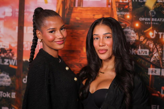 Brenda Brinkmann und Vanessa Nwattu stehen auf dem roten Teppich vor der Kino-Preview von Kampf der RealityAllstars.