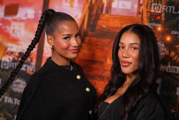 Brenda Brinkmann und Vanessa Nwattu stehen auf dem roten Teppich vor der Kino-Preview von Kampf der RealityAllstars.