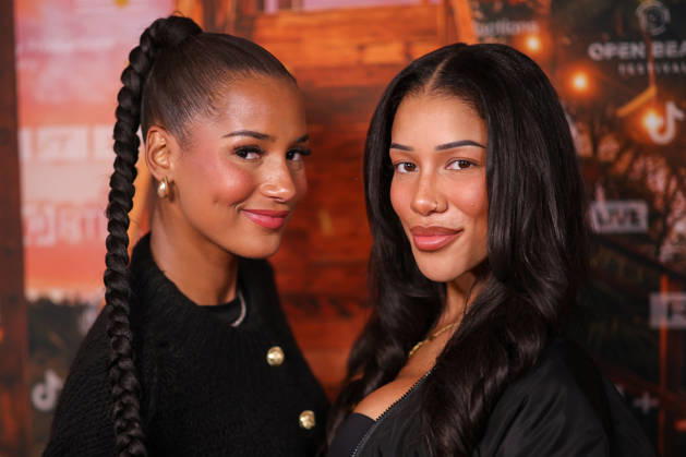 Brenda Brinkmann und Vanessa Nwattu stehen auf dem roten Teppich vor der Kino-Preview von Kampf der RealityAllstars.