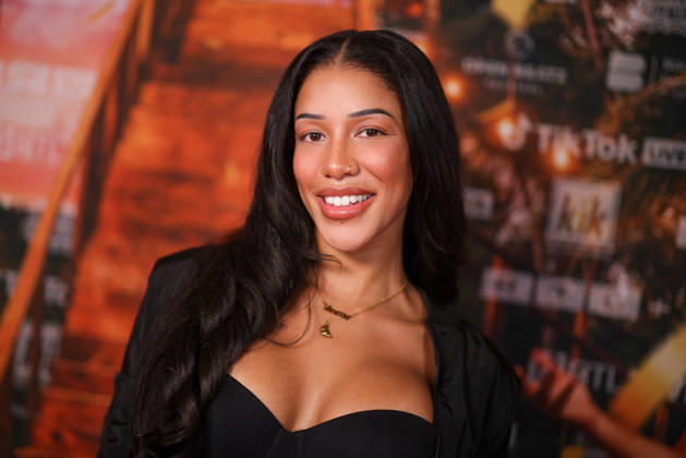 Vanessa Nwattu steht auf dem roten Teppich vor der Kino-Preview von Kampf der RealityAllstars.