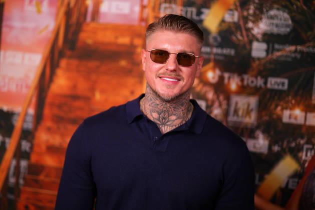 Paco Herb steht auf dem roten Teppich vor der Kino-Preview von Kampf der RealityAllstars.