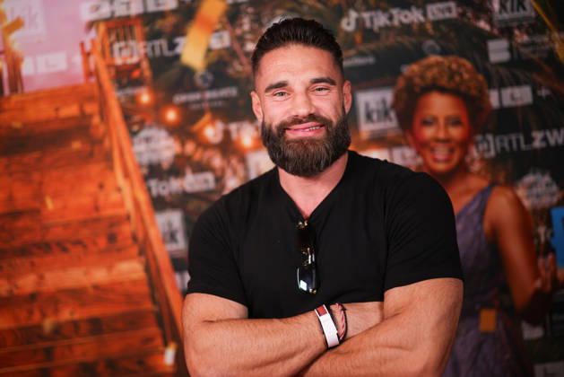 Aleks Petrovic steht auf dem roten Teppich vor der Kino-Preview von Kampf der RealityAllstars.