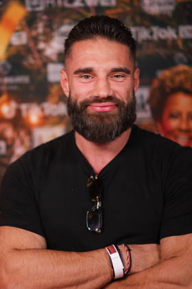 Aleks Petrovic steht auf dem roten Teppich vor der Kino-Preview von Kampf der RealityAllstars.