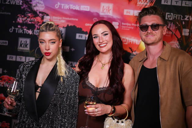 Walentina Doronina (l-r), Paulina Ljubas und Tommy Pedroni stehen auf dem roten Teppich vor der Kino-Preview von Kampf der RealityAllstars.
