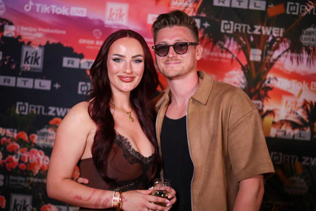 Paulina Ljubas (l-r) und Tommy Pedroni stehen auf dem roten Teppich vor der Kino-Preview von Kampf der RealityAllstars.