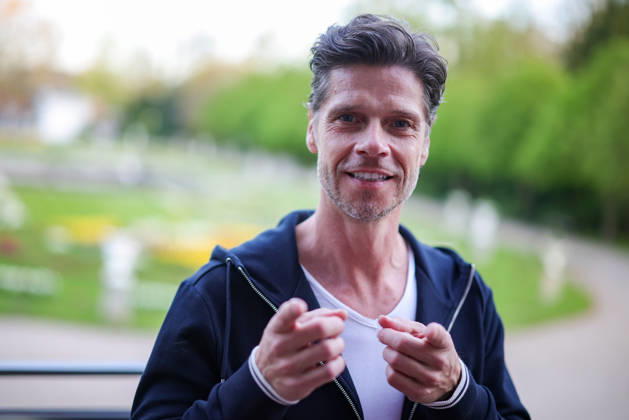 Stephen Dürr posiert vor der Kino-Preview von Kampf der RealityAllstars.