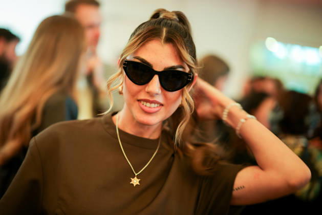 Yeliz Koc steht auf dem roten Teppich vor der Kino-Preview von Kampf der RealityAllstars.