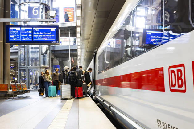 Hauptbahnhof Berlin. ICE am Bahnsteig mit Reisenden. ICE144 nach Amsterdam CS. 24.03.2026, Berlin, Deutschland