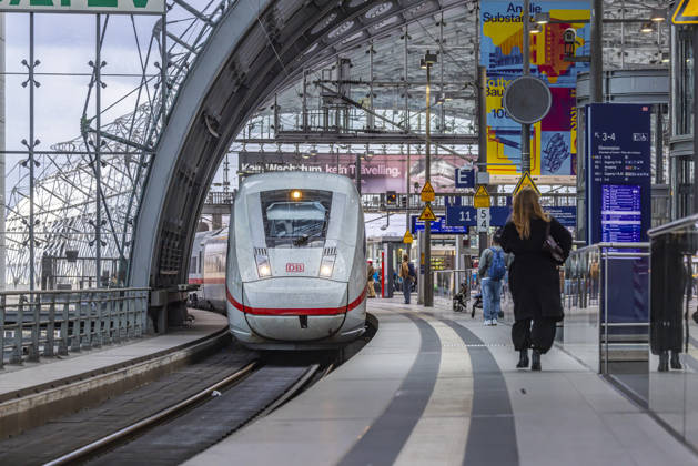 Hauptbahnhof Berlin. Reisende am Bahnsteig. Einfahrender Zug. ICE. 25.03.2026, Berlin, Deutschland