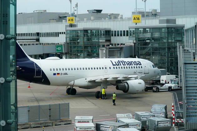 Düsseldorf, Nordrhein-Westfalen, Deutschland, Europa, Flughafen Düsseldorf, DUS Airport, Lufthansa, Lufthansa Group, Airbus A319, D-AIBL, Passagierflugzeug, Airline, Luftfahrt, Gate A15, Gate A16, Terminal, Boardingbrücke, Vorfeld, Flughafenbetrieb, Bodenabfertigung, Bodenpersonal, Warnwesten, Pushback, Abfertigung, Gepäckcontainer, Logistik, Rollfeld, Transport, Mobilität, Reise, Internationaler Flugverkehr, Infrastruktur, Wirtschaft, Tourismus, Streik, Warnstreik, Arbeitskampf, Tarifkonflikt, Gewerkschaft, Verdi, Flugausfall, Verspätung, Krisenmanagement Düsseldorf Nordrhein-Westfalen Deutschland Copyright: xJOERANxSTEINSIEKx
