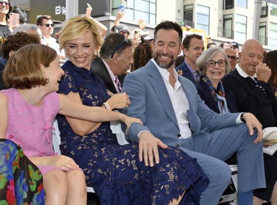 American actor, director and writer Noah Wyle (blue suit) is joined by his daughter Frances Harper Wyle, wife, actress Sara Wells, mother Marjorie Speer and father Stephen Wyle (L-R) during an unveiling ceremony honoring him with the 2,840th star on the Hollywood Walk of Fame in Los Angeles on Thursday, April 9, 2026. LAP20260409905 JIMxRUYMEN
