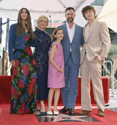 American actor, director and writer Noah Wyle (blue suit) is joined by his daughter Alex Wyle, wife Sara Wells, daughter Frances Harper Wyle and son Owen Wyle (L-R) during an unveiling ceremony honoring him with the 2,840th star on the Hollywood Walk of Fame in Los Angeles on Thursday, April 9, 2026. LAP20260409913 JIMxRUYMEN