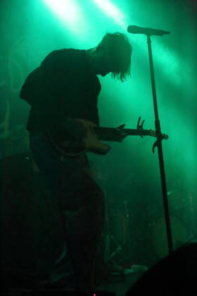 Joachim Liebens von der Band The Haunted Youth bei einem Konzert im Hole 44 in Berlin, 9. April 2026. The Haunted Youth Konzert Berlin