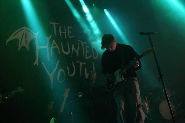 Joachim Liebens von der Band The Haunted Youth bei einem Konzert im Hole 44 in Berlin, 9. April 2026. The Haunted Youth Konzert Berlin