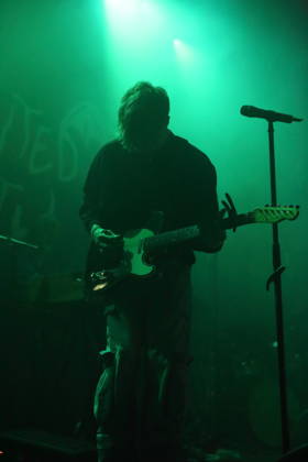 Joachim Liebens von der Band The Haunted Youth bei einem Konzert im Hole 44 in Berlin, 9. April 2026. The Haunted Youth Konzert Berlin