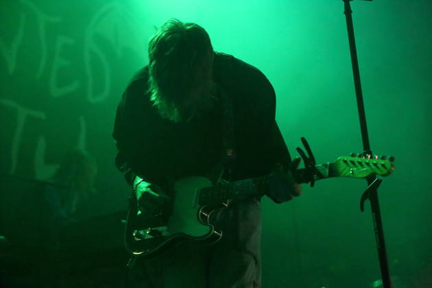 Joachim Liebens von der Band The Haunted Youth bei einem Konzert im Hole 44 in Berlin, 9. April 2026. The Haunted Youth Konzert Berlin