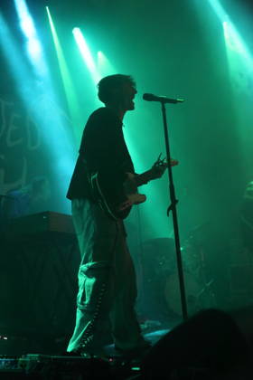 Joachim Liebens von der Band The Haunted Youth bei einem Konzert im Hole 44 in Berlin, 9. April 2026. The Haunted Youth Konzert Berlin