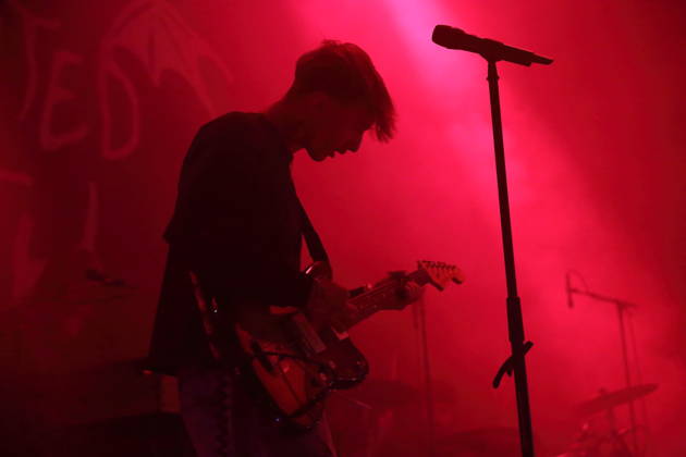 Joachim Liebens von der Band The Haunted Youth bei einem Konzert im Hole 44 in Berlin, 9. April 2026. The Haunted Youth Konzert Berlin
