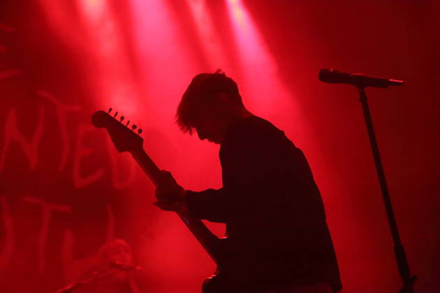 Joachim Liebens von der Band The Haunted Youth bei einem Konzert im Hole 44 in Berlin, 9. April 2026. The Haunted Youth Konzert Berlin