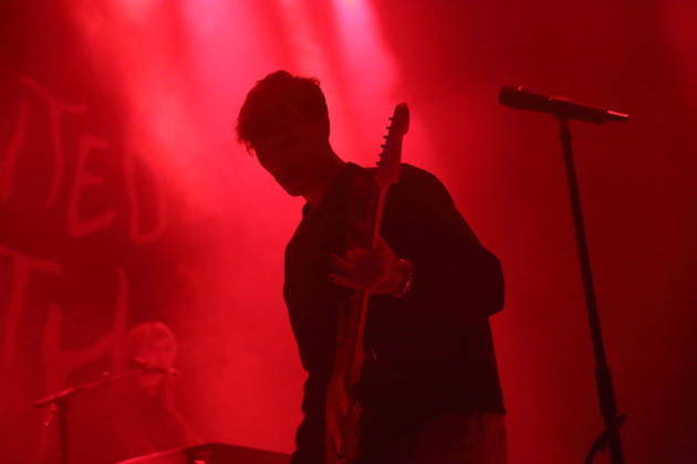 Joachim Liebens von der Band The Haunted Youth bei einem Konzert im Hole 44 in Berlin, 9. April 2026. The Haunted Youth Konzert Berlin