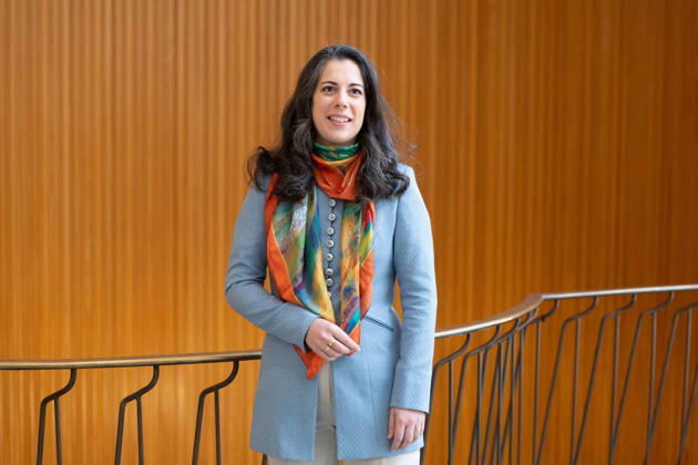 Marie JACQUOT, Musikerin, Chefdirigentin WDR Sinfonieorchester, Portraet, Portrait, Porträt, Einzelbild, angeschnittenes Einzelmotiv, halbe Figur, Halbfigur, halber Koerper, Pressekonferenz anlaesslich der Vorstellung der neuen Chefdirigentin des WDR Sinfonieorchesters, beim WDR in Koeln am 10.04.2026,