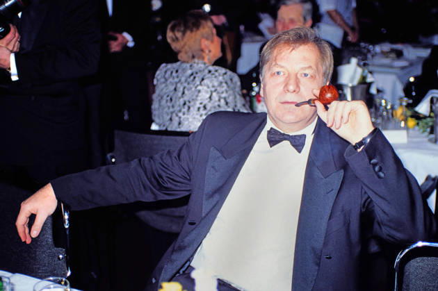Eberhard Diepgen raucht eine Pfeife, während einer festlichen Veranstaltung, circa 1989. Copyright: HartwigxValdmanis Nur redaktionelle Nutzung. Editorial usage only. VAL_7205005330