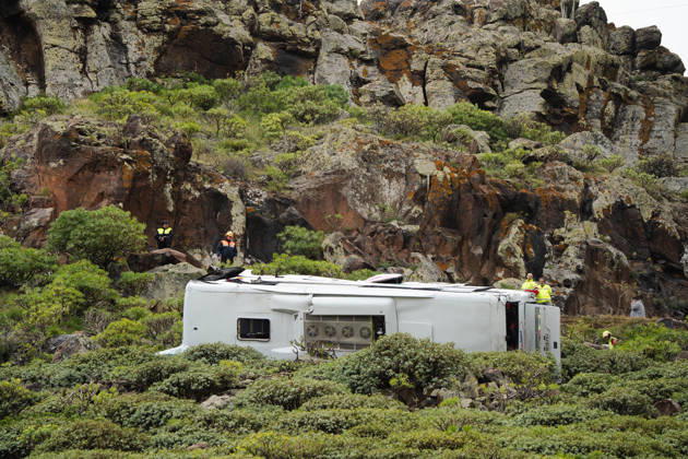News Bilder des Tages Fatal bus accident in La Gomera Bus accident, 10 April 2026, in San Sebastian de La Gomera, Canary Islands Spain At least one person died and 14 were injured, three of them seriously, this Friday after a tourist bus plunged into a ravine in La Gomera The incident occurred around 13 15 Canary time 14 15 hours on the Peninsula in the GM 2, at the height of the municipality of San Sebastian de La Gomera To the scene have moved ambulances Canary Islands Emergency Service, a medical helicopter, another helicopter GES and police resources 10 APRIL 2026 TRAFFIC ACCIDENT Europa Press Canarias 10 04 2026 San Sebastian de La Gomera, Cana San Sebastian de La Gomera, Cana Espana Copyright: xEuropaxPressxCanariasx 7429374