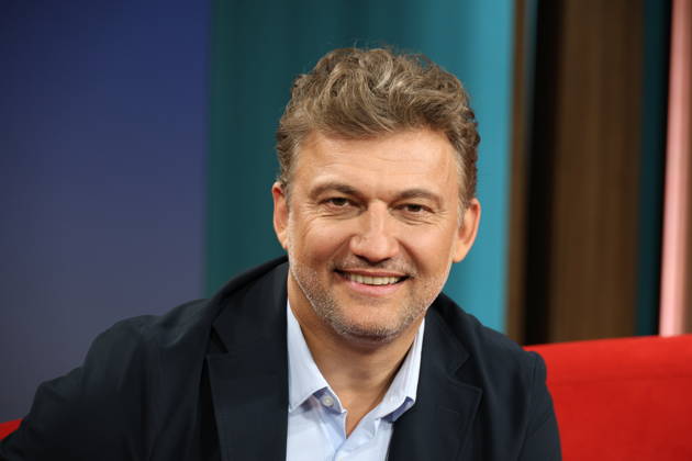 Jonas Kaufmann, deutsch-österreichischer Opernsänger (Tenor), zu Gast in der Fernsehsendung DAS! Rote Sofa, eine Live-Talksendung des Norddeutschen Rundfunks, Fototermin am 10.4.2026 im Fernsehstudio des NDR in Hamburg Lokstedt