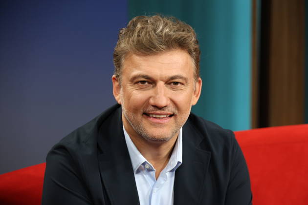 Jonas Kaufmann, deutsch-österreichischer Opernsänger (Tenor), zu Gast in der Fernsehsendung DAS! Rote Sofa, eine Live-Talksendung des Norddeutschen Rundfunks, Fototermin am 10.4.2026 im Fernsehstudio des NDR in Hamburg Lokstedt