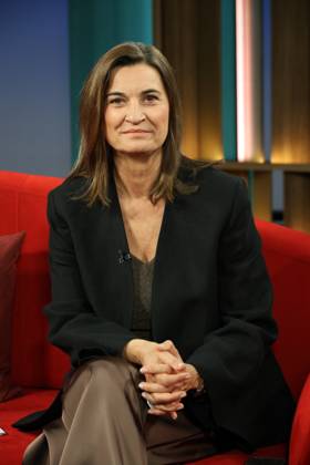 Inka Schneider, Fernsehmoderatorin, in der Fernsehsendung DAS! Rote Sofa, eine Live-Talksendung des Norddeutschen Rundfunks, Fototermin am 10.4.2026 im Fernsehstudio des NDR in Hamburg Lokstedt