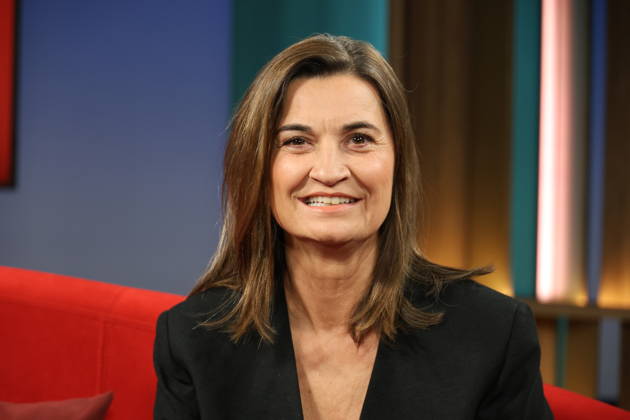 Inka Schneider, Fernsehmoderatorin, in der Fernsehsendung DAS! Rote Sofa, eine Live-Talksendung des Norddeutschen Rundfunks, Fototermin am 10.4.2026 im Fernsehstudio des NDR in Hamburg Lokstedt