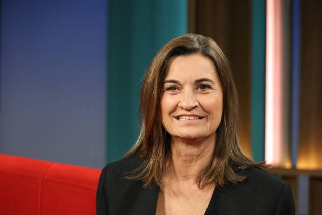 Inka Schneider, Fernsehmoderatorin, in der Fernsehsendung DAS! Rote Sofa, eine Live-Talksendung des Norddeutschen Rundfunks, Fototermin am 10.4.2026 im Fernsehstudio des NDR in Hamburg Lokstedt