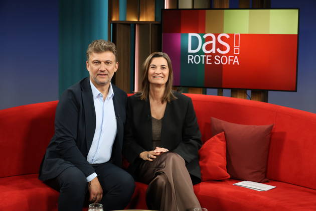 Jonas Kaufmann, deutsch-österreichischer Opernsänger (Tenor), zu Gast in der Fernsehsendung DAS! Rote Sofa, eine Live-Talksendung des Norddeutschen Rundfunks, rechts Moderatorin Inka Schneider, Fototermin am 10.4.2026 im Fernsehstudio des NDR in Hamburg Lokstedt