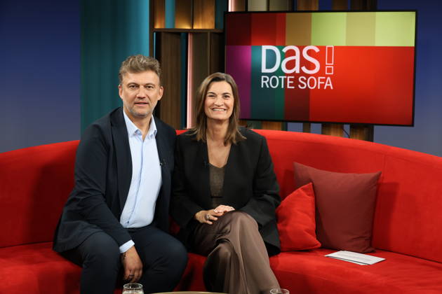Jonas Kaufmann, deutsch-österreichischer Opernsänger (Tenor), zu Gast in der Fernsehsendung DAS! Rote Sofa, eine Live-Talksendung des Norddeutschen Rundfunks, rechts Moderatorin Inka Schneider, Fototermin am 10.4.2026 im Fernsehstudio des NDR in Hamburg Lokstedt
