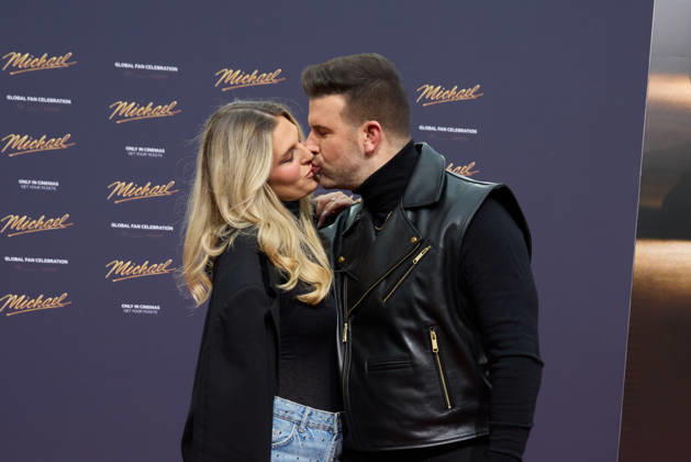Jessie Noe Scheuermann und Jay Khan - Internationale Premiere & Global Fan Celebration von Michael an der Uber Eats Music Hall in Berlin am 10.04.2026. Kinopremiere Michael