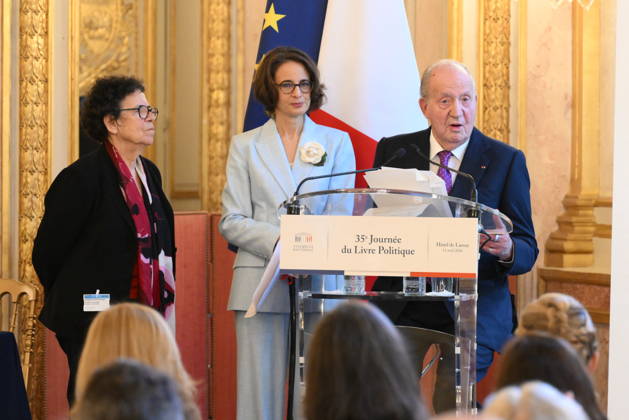 King Juan Carlos receives a Special Prize - Paris King Juan Carlos receives flanked by his daughters Infanta Cristina and Infanta Elena and his grandson Julian Froilan a special prize during the event la 35eme Journee du Livre Politique (35th Political Book Day) at the National Assembly in Paris, France on April 11, 2026 for his memoirs Reconciliation. Photo by Eliot Blondet ABACAPRESS.COM Paris France  Copyright: xBlondetxEliot ABACAx