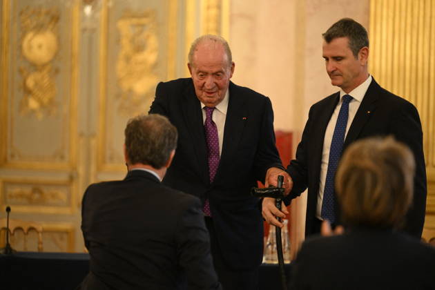 King Juan Carlos who receives a Special Prize - Paris King Juan Carlos receives a special prize during the event la 35eme Journee du Livre Politique (35th Political Book Day) at the National Assembly in Paris, France on April 11, 2026 for his memoirs Reconciliation. Photo by Eliot Blondet ABACAPRESS.COM Paris France  Copyright: xBlondetxEliot ABACAx