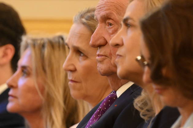 King Juan Carlos who receives a Special Prize - Paris King Juan Carlos receives flanked by his daughters Infanta Cristina and Infanta Elena and his grandson Julian Froilan a special prize during the event la 35eme Journee du Livre Politique (35th Political Book Day) at the National Assembly in Paris, France on April 11, 2026 for his memoirs Reconciliation. Photo by Eliot Blondet ABACAPRESS.COM Paris France  Copyright: xBlondetxEliot ABACAx