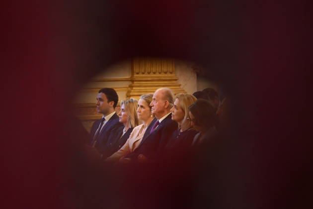 King Juan Carlos who receives a Special Prize - Paris King Juan Carlos receives flanked by his daughters Infanta Cristina and Infanta Elena and his grandson Julian Froilan a special prize during the event la 35eme Journee du Livre Politique (35th Political Book Day) at the National Assembly in Paris, France on April 11, 2026 for his memoirs Reconciliation. Photo by Eliot Blondet ABACAPRESS.COM Paris France  Copyright: xBlondetxEliot ABACAx