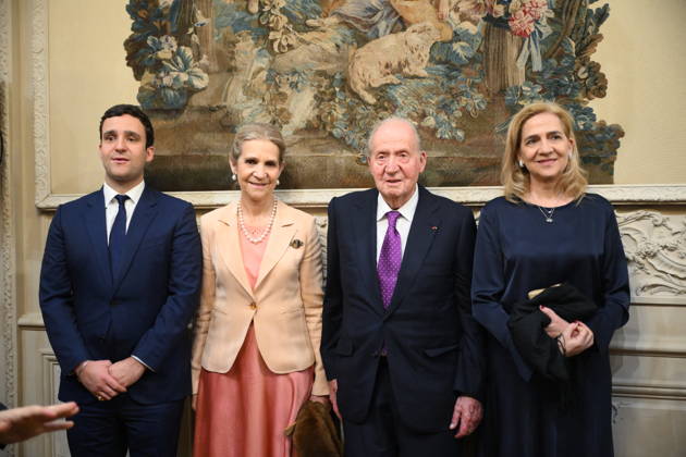 King Juan Carlos who receives a Special Prize - Paris King Juan Carlos receives flanked by his daughters Infanta Cristina and Infanta Elena and his grandson Julian Froilan a special prize during the event la 35eme Journee du Livre Politique (35th Political Book Day) at the National Assembly in Paris, France on April 11, 2026 for his memoirs Reconciliation. Photo by Eliot Blondet ABACAPRESS.COM Paris France  Copyright: xBlondetxEliot ABACAx