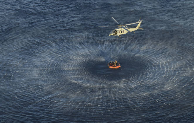 Date 04 10 2026 Location USS John P Mertha Subject On April 10, 2026, NASA Artemis II crew members Commander Reid Wiseman, Pilot Victor Glover, Mission Specialist Christina Koch and Canadian Space Agency mission specialist Jeremy Hansen are hoisted into a U S Navy MH 60 helicopter after successfully splashing down in the Pacific Ocean following their 10 day mission around the Moon Photographer NASA James Blair NASA via Bestimage  Copyright: xNASAxviaxBestimagexNASAxviaxBestimagex